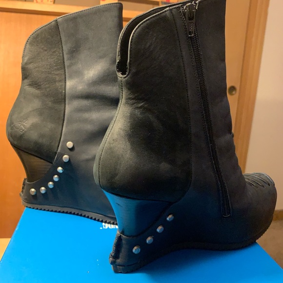 John Fluevog Black Conquer Maleika Studded Wedge Ankle Boots - Picture 6 of 7